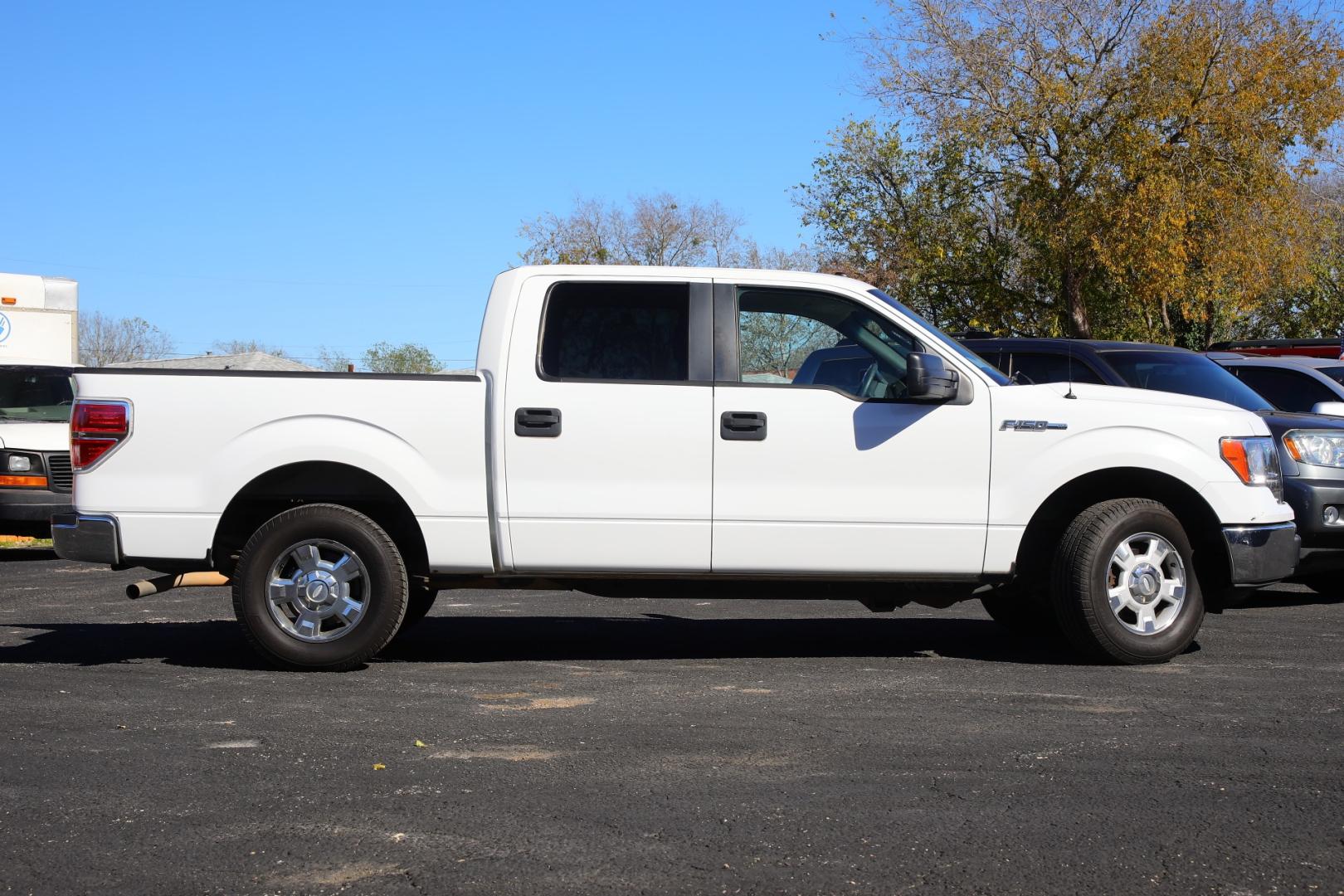 2010 WHITE FORD F-150 Lariat SuperCrew 5.5-ft. Bed 2WD (1FTEW1C81AK) with an 4.6L V8 SOHC 24V engine, 4-SPEED AUTOMATIC OR 6-SPEED AUTOMATIC transmission, located at 420 E. Kingsbury St., Seguin, TX, 78155, (830) 401-0495, 29.581060, -97.961647 - Photo#3